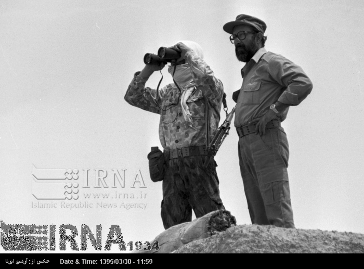 مصطفی چمران در منطقه الله اکبر به شناسایی مواضع دشمن می پردازد. 