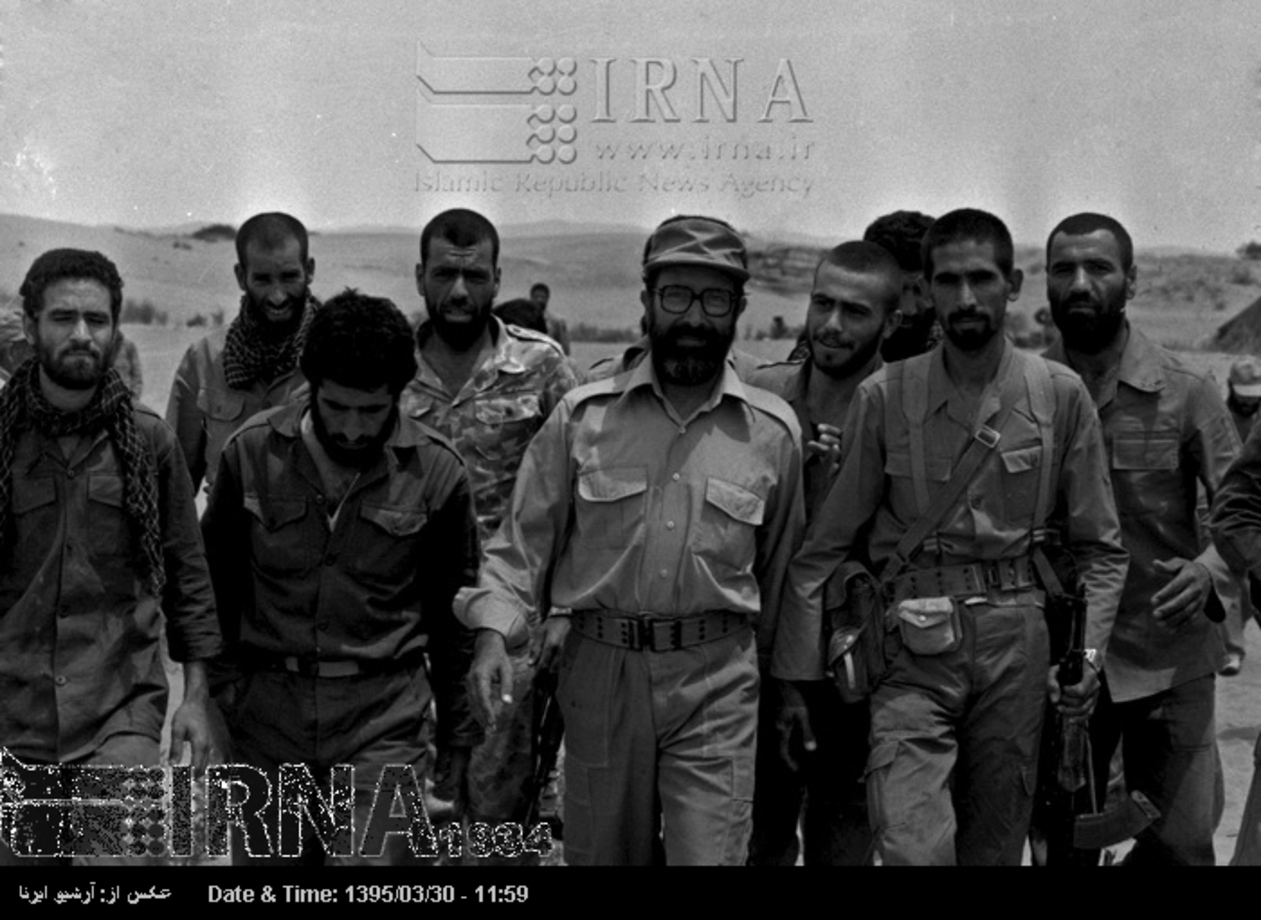 مصطفی چمران در کنار رزمندگان گروه جنگ های نامنظم حضور دارد.