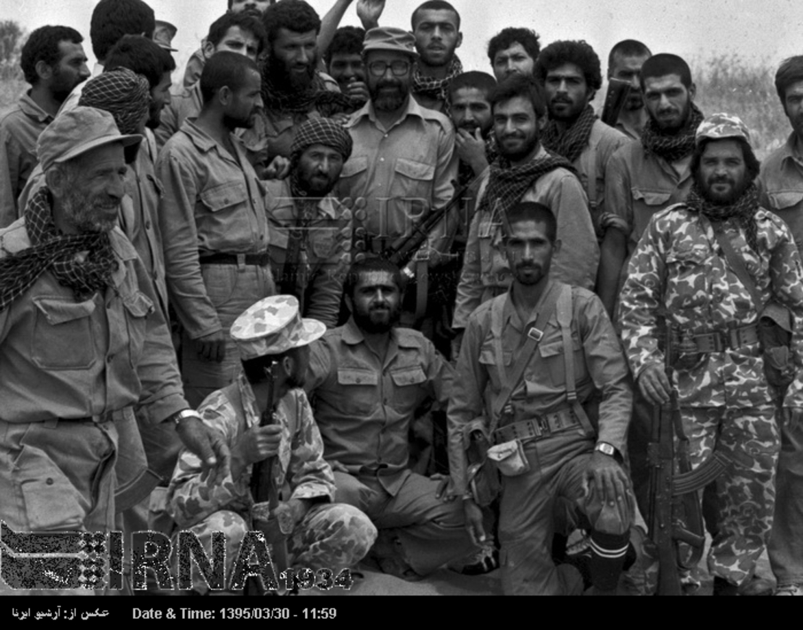 مصطفی چمران در کنار رزمندگان گروه جنگ های نامنظم حضور دارد.