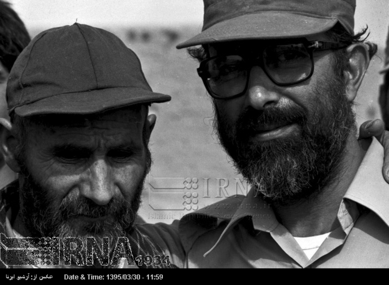 مصطفی چمران در کنار رزمندگان گروه جنگ های نامنظم حضور دارد.