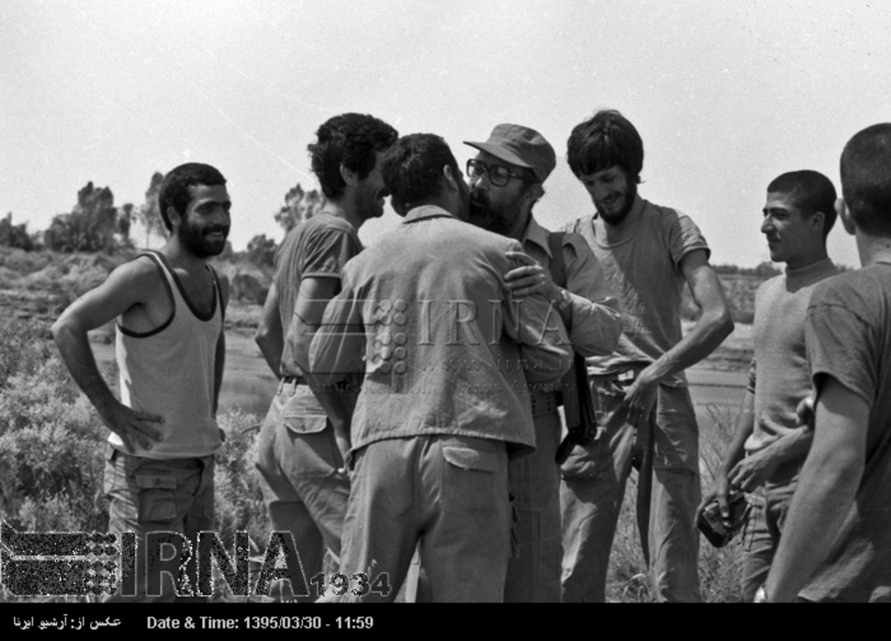 مصطفی چمران از جبهه کرخه نور، بازدید می کند. 