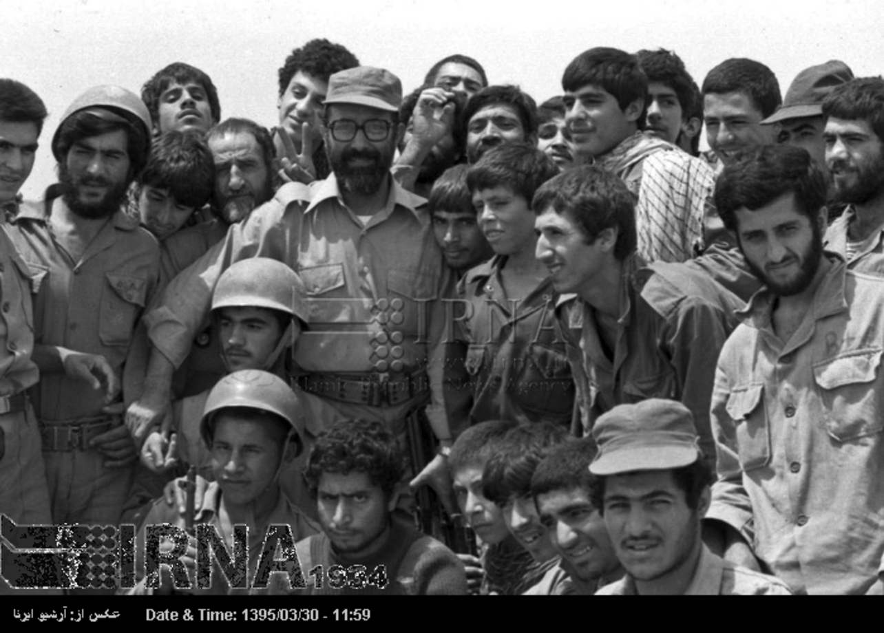 مصطفی چمران در کنار رزمندگان گروه جنگ های نامنظم حضور دارد.