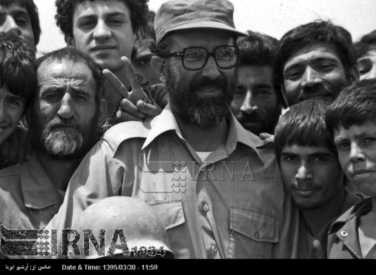 مصطفی چمران در کنار رزمندگان گروه جنگ های نامنظم حضور دارد.