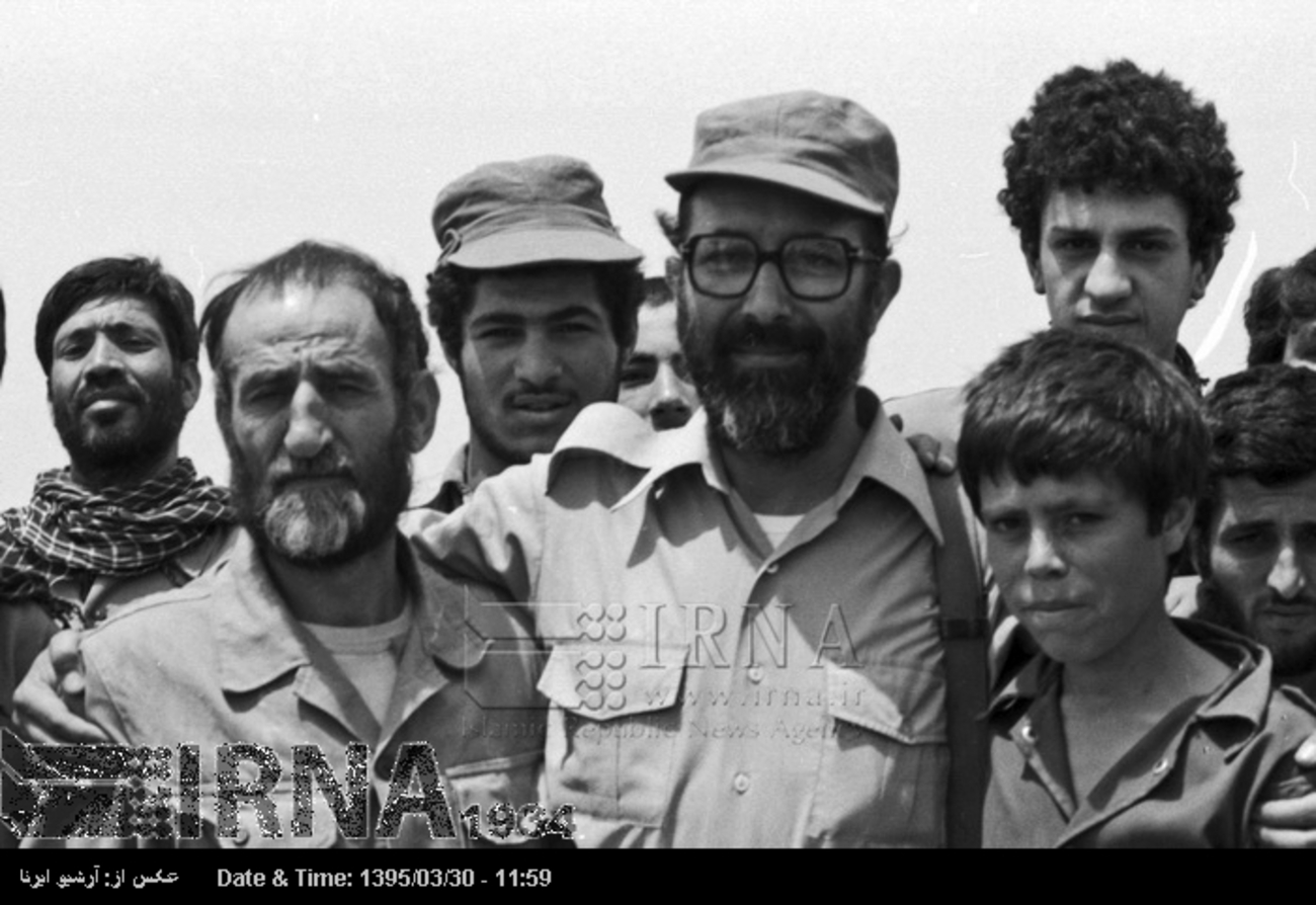 مصطفی چمران در کنار رزمندگان گروه جنگ های نامنظم حضور دارد.