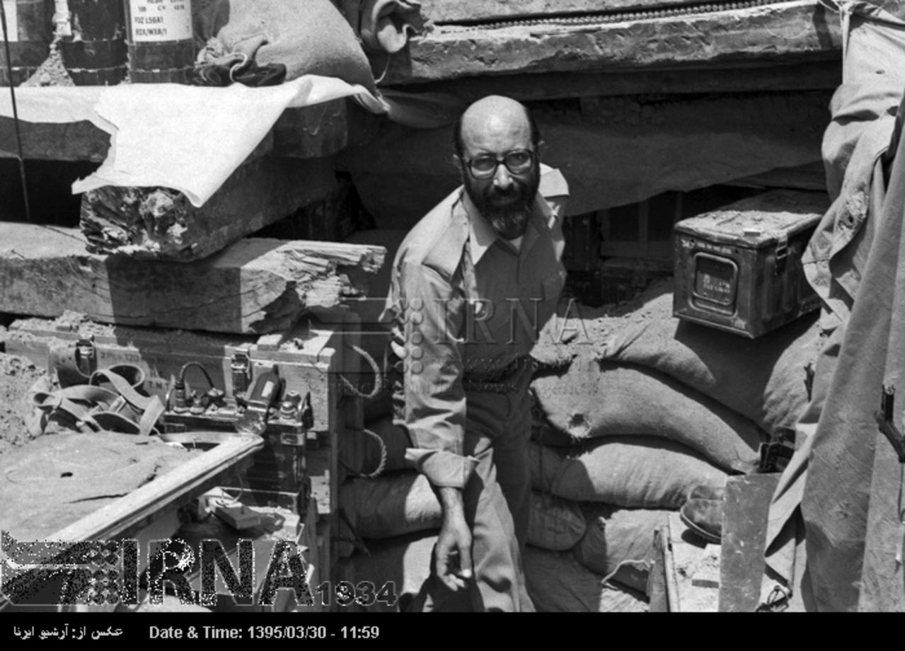 مصطفی چمران از جبهه کرخه نور، بازدید می کند.