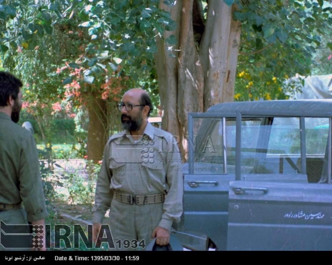 مصطفی چمران، از ستاد جنگ های نامنظم بازدید می کند.