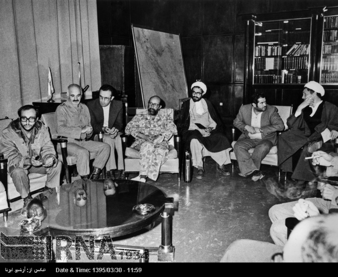 مصطفی چمران در جلسه شورای عالی دفاع حضور دارد. 