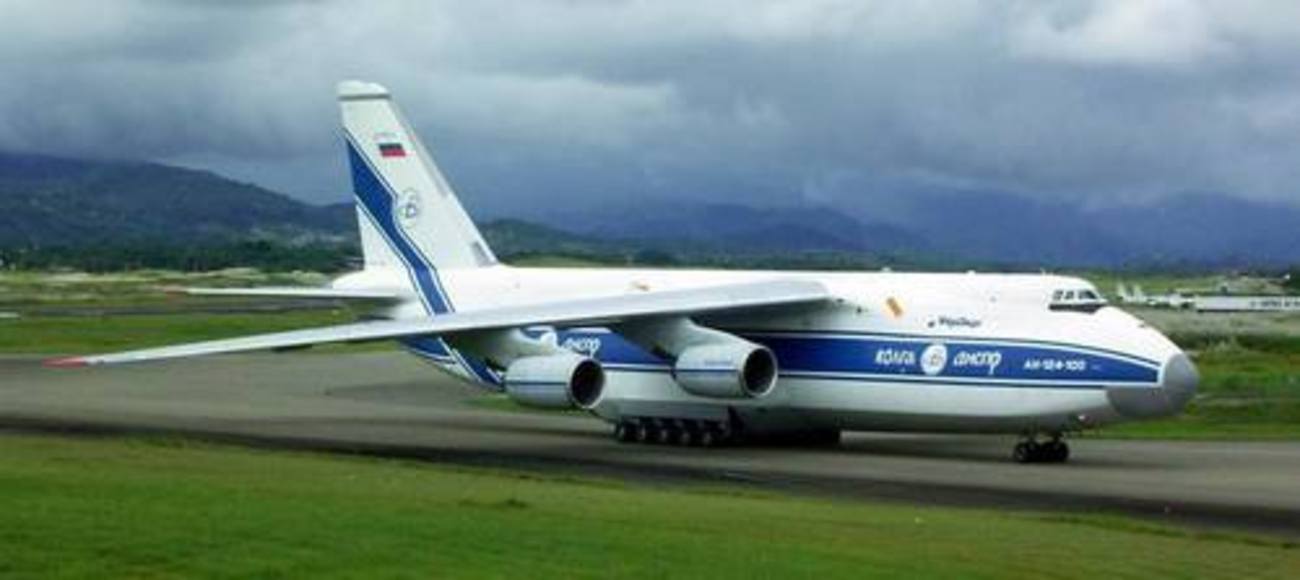 آنتونوف-۱۲۴ An-124 معروف به کندور Condor یک هواپیمای غیرنظامی ساخته شرکت آنتونوف کشور اوکراین است. طراحی این هواپیما از اواخر دهه هفتاد میلادی شروع شد و نخستین پرواز آن در آوریل ۱۹۸۲ انجام شد. کاربرد تجاری آن از سال ۱۹۸۶ شروع شد. تا پیش از ساخت ایرباس آ-۳۸۰ این هواپیما بزرگترین هواپیمای با تولید انبوه جهان به حساب می‌آمد. 
