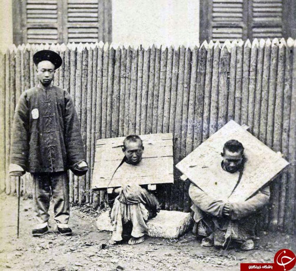 نگهبان زندان با دو زندانی نشسته با وزنه های حدود ۱۶ کیلوگرمی دور گردن.
 شانگهای، چین، ۱۸۷۴