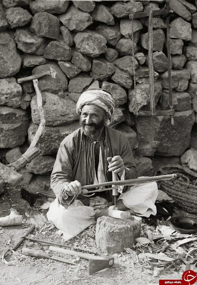 مرد نجار با وسایل اولیه نجاری و مته سوراخکاری و....
۱۹۰۰- فلسطین