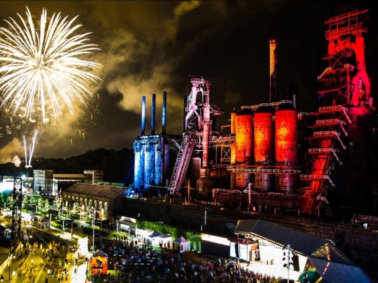 این‌ مکان تاریخی، بقایای با‌قی مانده از یکی از بزرگترین کارخانه‌های تولید فولاد است. در SteelStacks، یک مکان فرهنگی واقع در Bethlehem پنسیلوانیا وجود دارد که در آن کارخانه‌ای عظیم از صحنه سر برافراشته‌ است. این سالن در محل سابق بیت لحم فولاد، دومین تولید کننده بزرگ فولاد در این کشور واقع شده است. 