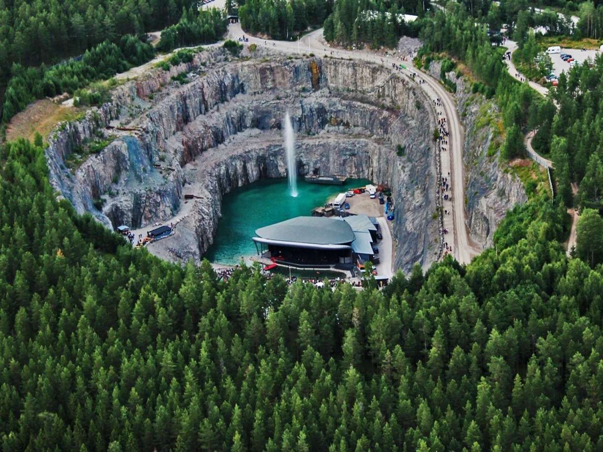 سالن آمفی تئاتر Dalhalla یک معدن سنگ آهک سابق واقع در Rättvik، سوئد است. شرکت‌کنندگان در کنسرت، ۱۹۶ فوت پایین‌تر از جنگل‌های پرپشت اطراف که سالن را احاطه کرده است، قرار می‌گیرند و به تماشای انواع رویدادهای موسیقی که هر ساله از ژوئن تا سپتامبر برگزار می‌شود، می‌نشینند.