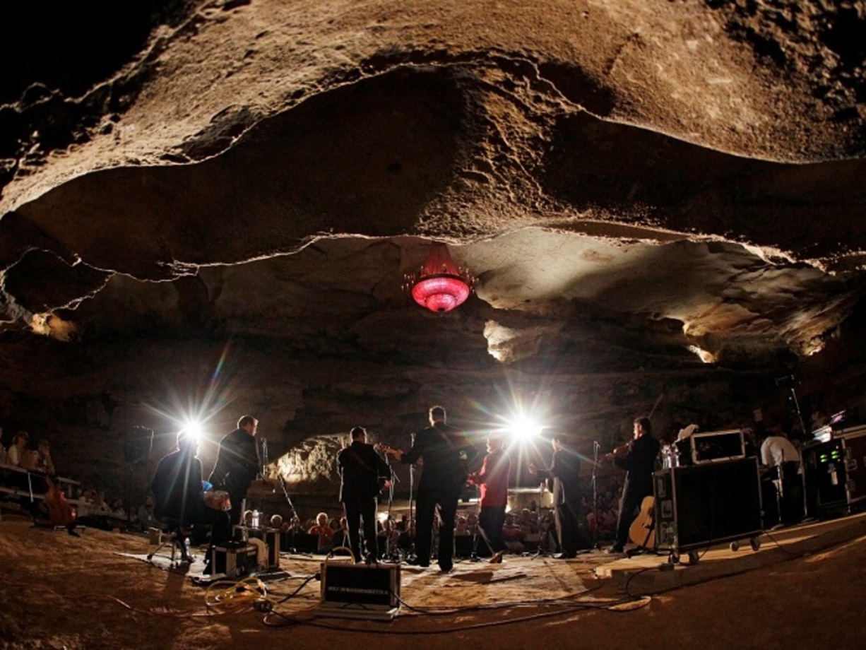 Bluegrass Underground از سری کنسرت‌های ماهانه است که در طول سال در Volcano Room در غارهای Cumberland برگزار می‌شود. این غارها در مک‌مین‌ویل ( McMinnville) تنسی (Tennessee) قرار دارند. این کنسرت‌ها جایی حدود ۳۳۳ فوت زیر‌ زمین اجرا می‌شوند. این سالن‌ها بلندگوهایی درجه یک و طبیعی را با چشم‌انداز فوق‌العاده غار، ارائه می‌دهند.