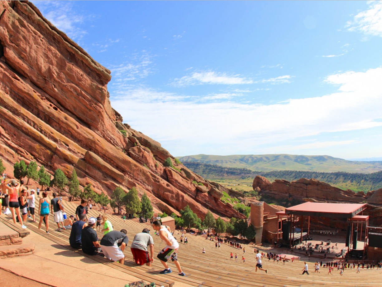سالن آمفی‌تئاتر صخره‌های قرمز Red Rocks کلرادو، واقع در موریسون است. در نتیجه سال‌ها حرکت تدریجی زمین، دیوار‌های این آمفی‌تئاتر به آرامی حک شدند. این مکان در ارتفاع ۶،۵۰۰ فوتی بالاتر از سطح دریا، منظره‌ای وسیع در قلب تخته سنگ‌ها را ارائه می‌دهد. 