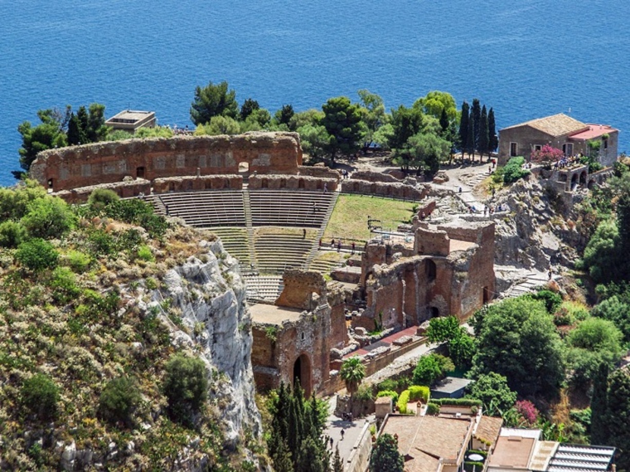 Punta Christo در قرن نوزدهم ساخته شد و یکی از چندین قلعه واقع در شهرپولا، کرواسی بود. پیش از این‌، این مکان یکی از بزرگ‌ترین قلعه‌های موجود در اروپا بود. امروزه این قلعه میزبان جشنواره‌هایی چون جشنواره ابعاد  (Dimensions Festival) در ماه اوت و جشنواره چشم‌انداز (Outlook Festival) در ماه سپتامبر است.