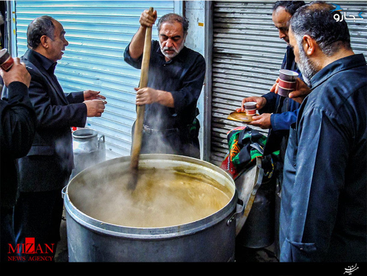 در بازار مردم به پخت و پز نذری مشغول می‌شوند و نذری‌های این منطقه بسیار معروف هستند.