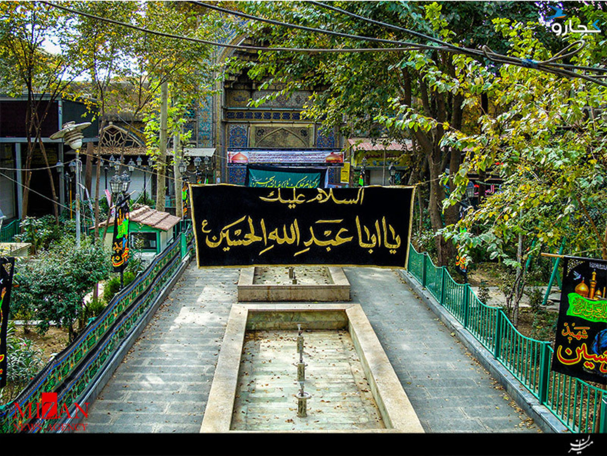 در روز عاشورا و تاسوعا خبری از خرید و فروش در بازار نیست و بازار تهران رنگ و بوی عزای محرم به خود می‌گیرد.