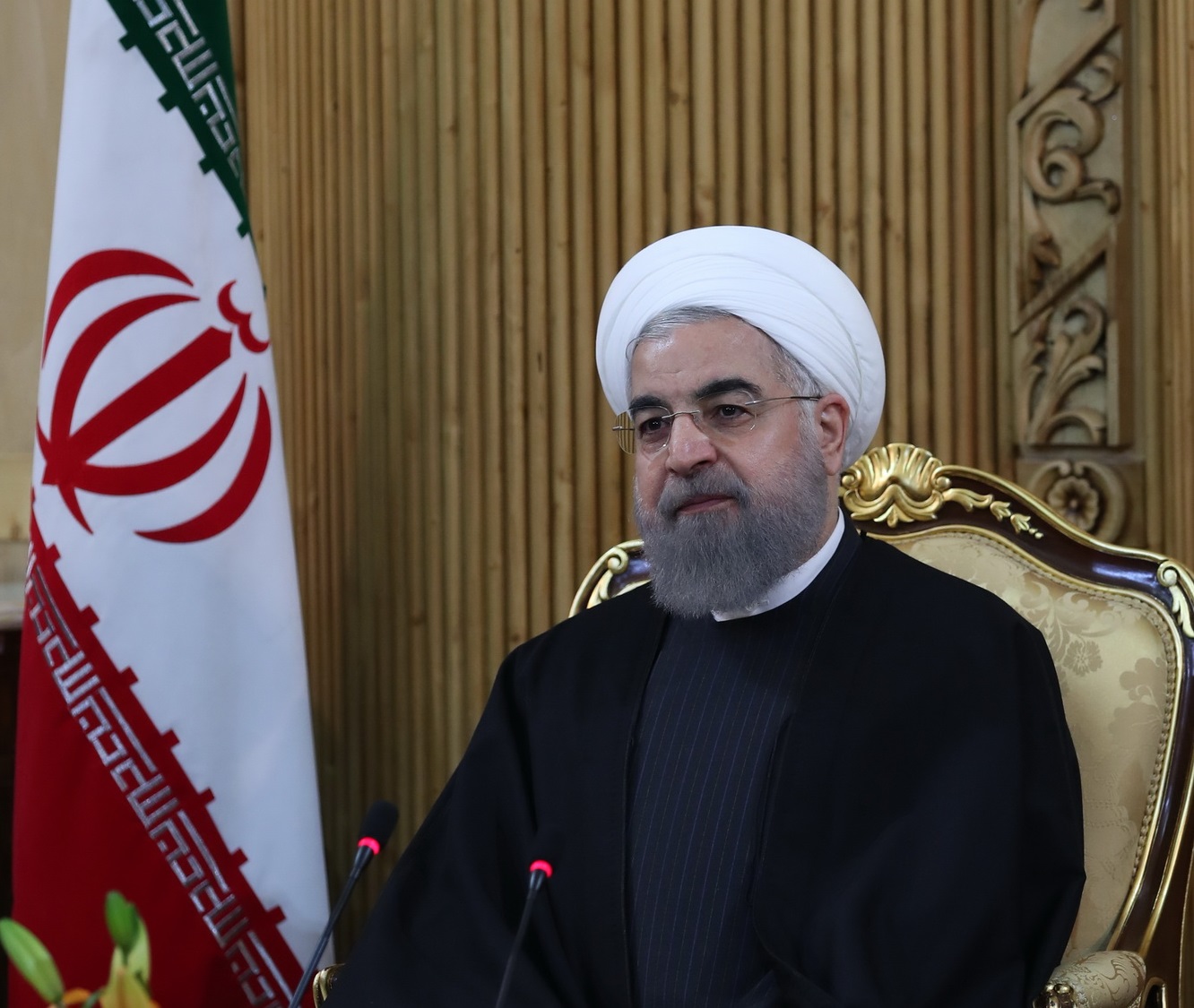 روحانی در فرودگاه