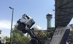 برخورد  کامیون با پل عابر پیاده حادثه آفرید