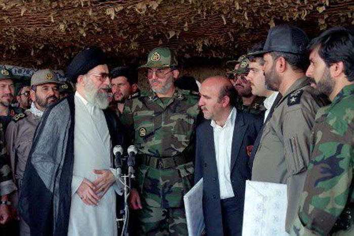 سید مرتضی ثنایی در کنار رهبر انقلاب سید مرتضی ثنایی در کنار رهبر انقلاب