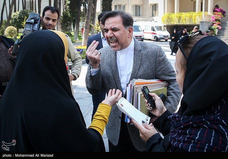 سوالی که وزیر را زیر و رو کرد/ برخورد ناشایست آخوندی با یک خبرنگار خانم +تصاویر