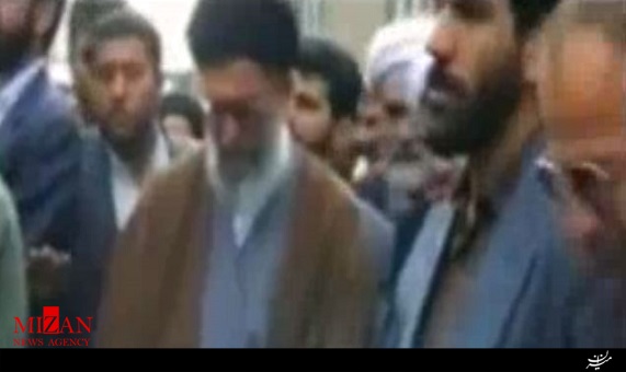 لحظات كمتر ديدهشده از حضور رهبرانقلاب در مراسم تشييع پيكر شهيد مرتضی آوینی لحظات كمتر ديدهشده از حضور رهبرانقلاب در مراسم تشييع پيكر شهيد مرتضی آوینی