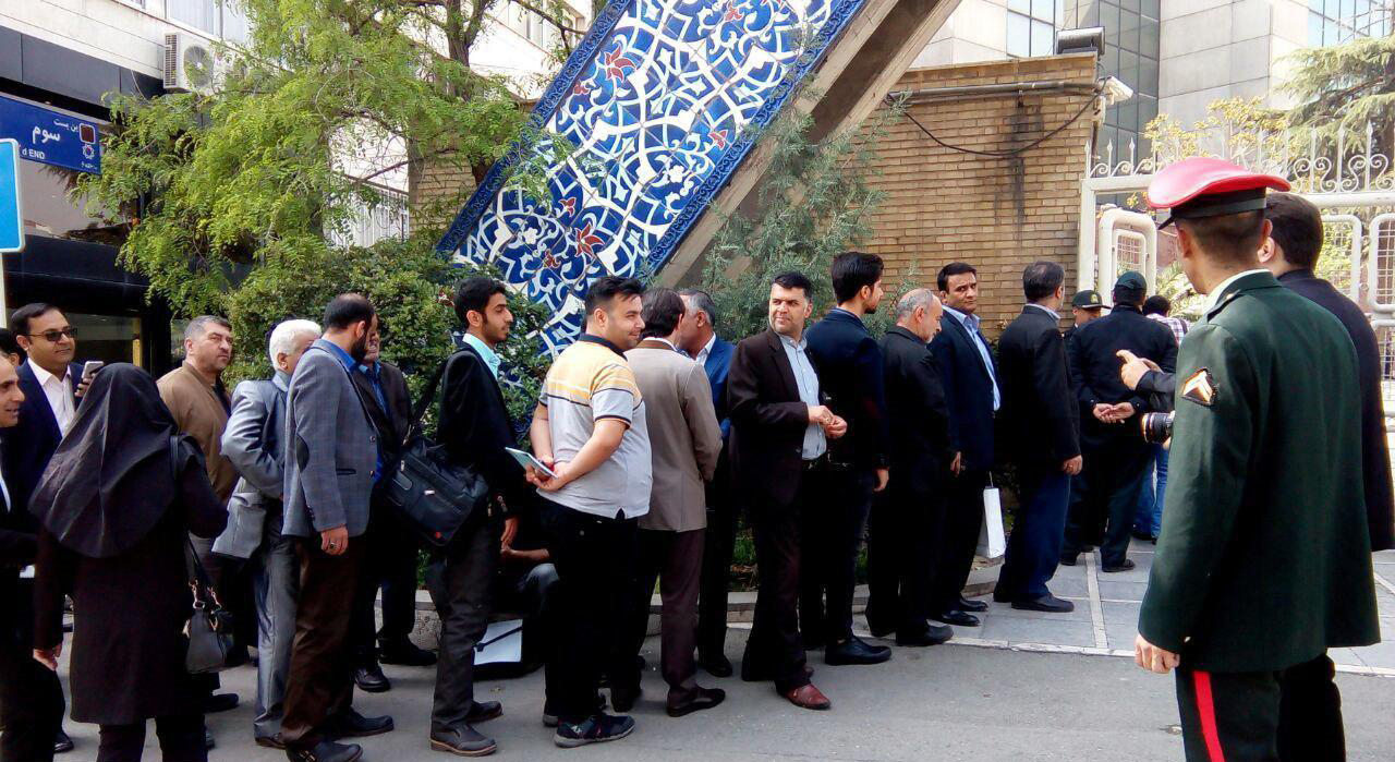 عکس/ ازدحام برای نام نویسی عکس/ ازدحام برای نام نویسی