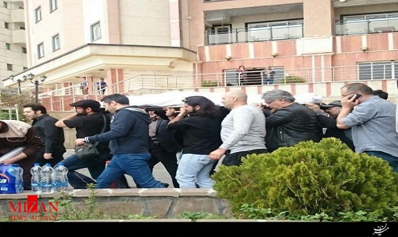 لحظه وداع با پیکر هنرمند فقید عارف لرستانی لحظه وداع با پیکر هنرمند فقید عارف لرستانی