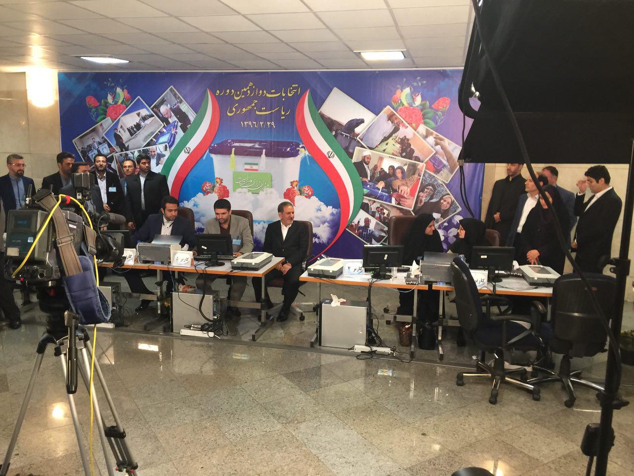 روز پنجم ثبت نام در وزارت کشور/ تاکنون چه کسانی برای رئیس جمهور شدن اعلام آمادگی کردند؟/نام‌نویسی 1615 نفر/امروز آخرین روز ثبت نام است/قالیباف و جهانگیری هم آمدند