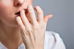 آیا میدانید ناخن جویدن معده تان را نابود می کند؟