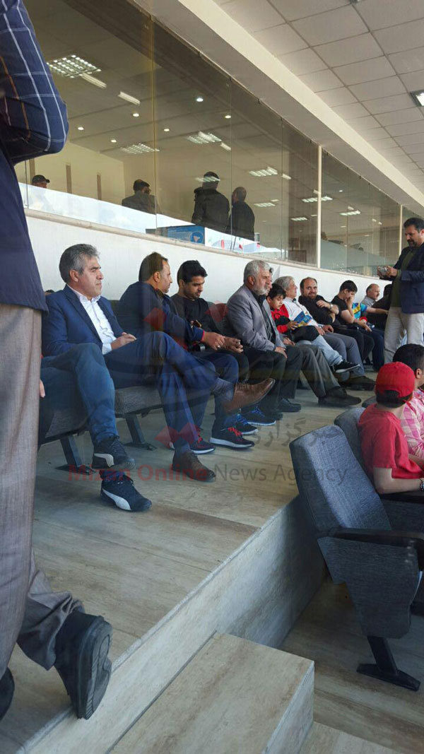 حضور هواداران پرسپولیس با لباس رضاییان/ پسر و پدر نوروزی هم آمدند + عکس
