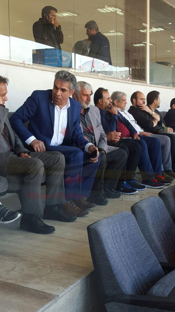 حضور هواداران پرسپولیس با لباس رضاییان/ پسر و پدر نوروزی هم آمدند + عکس