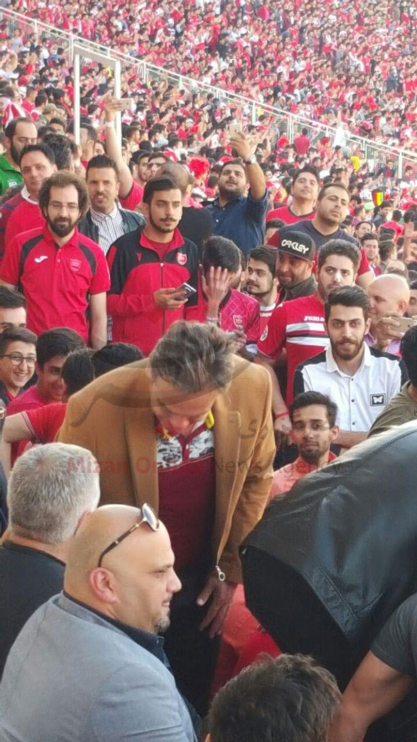 حضور هواداران پرسپولیس با لباس رضاییان/ پسر و پدر نوروزی هم آمدند + عکس