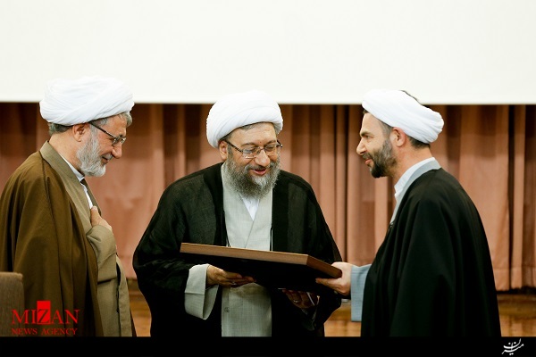 اهدای لوح تقدیر به روسای کل دادگستری پنج استان نمونه از لحاظ فعالیتهای فرهنگی اهدای لوح تقدیر به روسای کل دادگستری پنج استان نمونه از لحاظ فعالیتهای فرهنگی