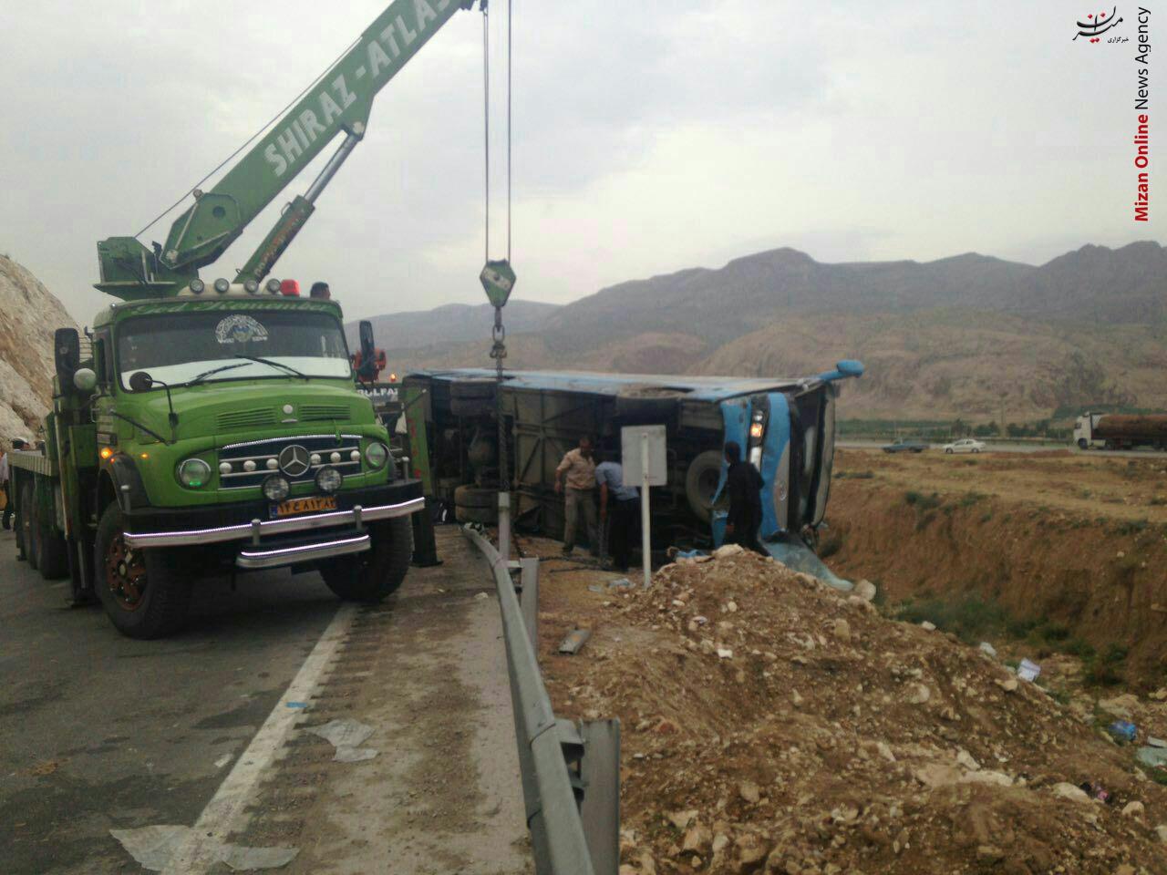 واژگونی مینی بوس توریستهای آلمانی در محور سعادت شهر به شیراز / 2 نفر کشته و 19 نفر مجروح شدند/ اعزام 10 آمبولانس و یک دستگاه اتوبوس آمبولانس واژگونی مینی بوس توریستهای آلمانی در محور سعادت شهر به شیراز / 2 نفر کشته و 19 نفر مجروح شدند/ اعزام 10 آمبولانس و یک دستگاه اتوبوس آمبولانس