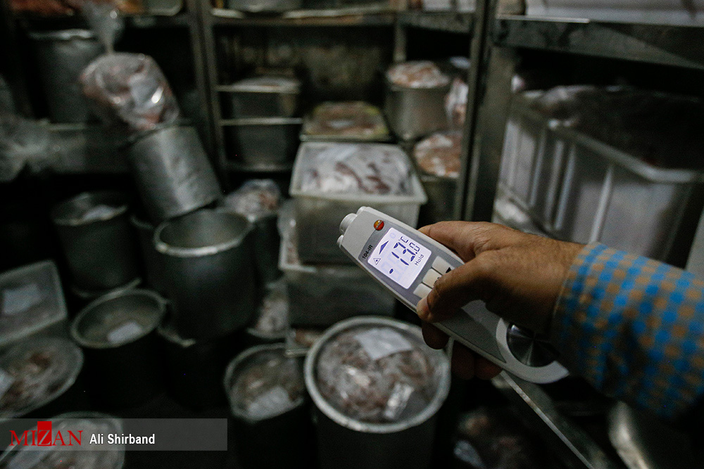 تخلف متعدد یکی از معروف‌ترین رستوران‌های شمال شهر تهران/ برخورد قانونی با اغذیه فروشی‌های متخلف