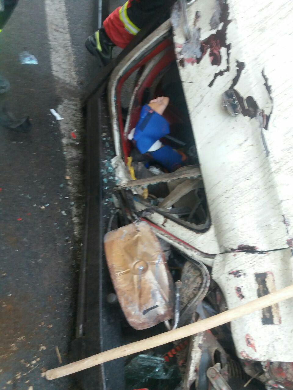 واژگونی کامیون حامل میلگرد+ عکس واژگونی کامیون حامل میلگرد+ عکس