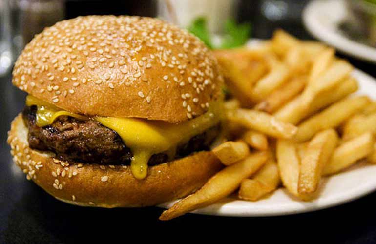 چرا با وجود اینکه غذا می‌خوریم باز هم گرسنه هستیم؟