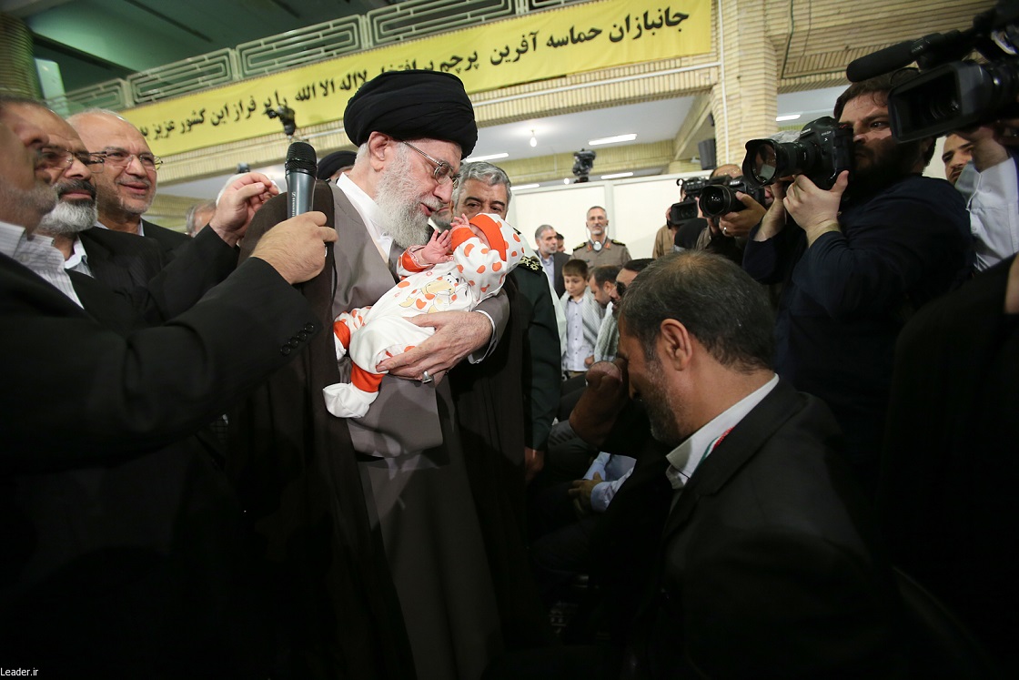 اذان رهبر انقلاب در گوش نوزاد+عکس اذان رهبر انقلاب در گوش نوزاد+عکس