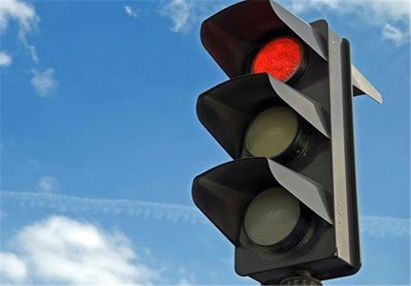 نصب چراغ هشدار در کف خیابان برای «سر در موبایل‌ها» +عکس