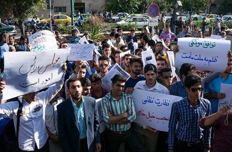 تبلور روحیه مطالبه‌گری دانشجویان در تحصن این روزهای مقابل مجلس/ نواقص برجام و حساسیت دانشجویان متحصن