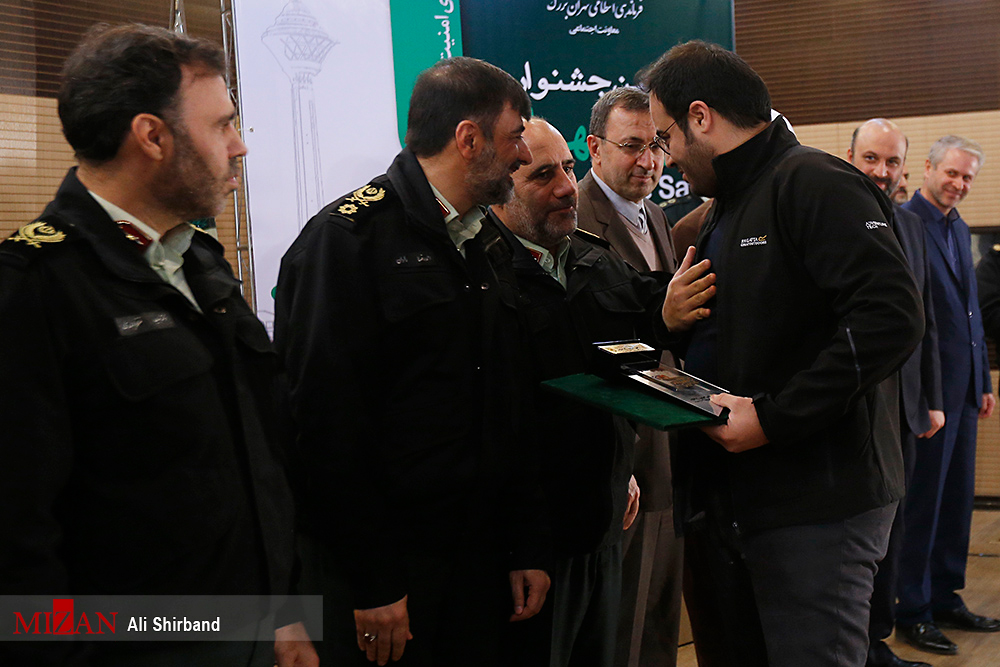 دبیر گروه عکس میزان برنده نخستین جایزه جشنواره تهران شهر امن شد دبیر گروه عکس میزان برنده نخستین جایزه جشنواره تهران شهر امن شد