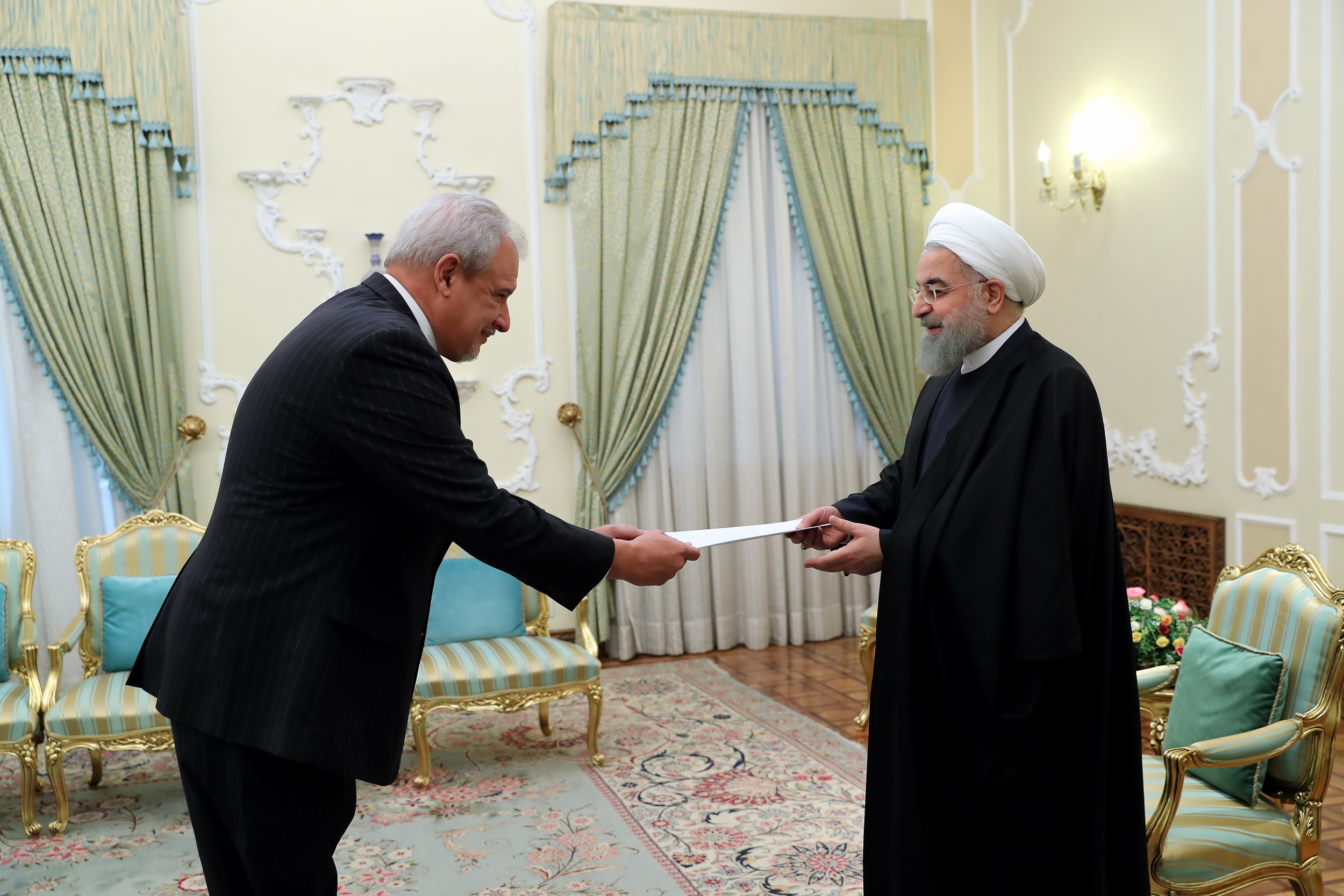 سفرای جدید «لهستان»، «غنا» و «قبرس» استوارنامههای خود را تقدیم روحانی کردند سفرای جدید «لهستان»، «غنا» و «قبرس» استوارنامههای خود را تقدیم روحانی کردند