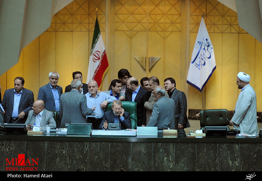 لاریجانی در صحن دیروز با چه کسی تلفنی صحبت کرد؟ + عکس لاریجانی در صحن دیروز با چه کسی تلفنی صحبت کرد؟ + عکس