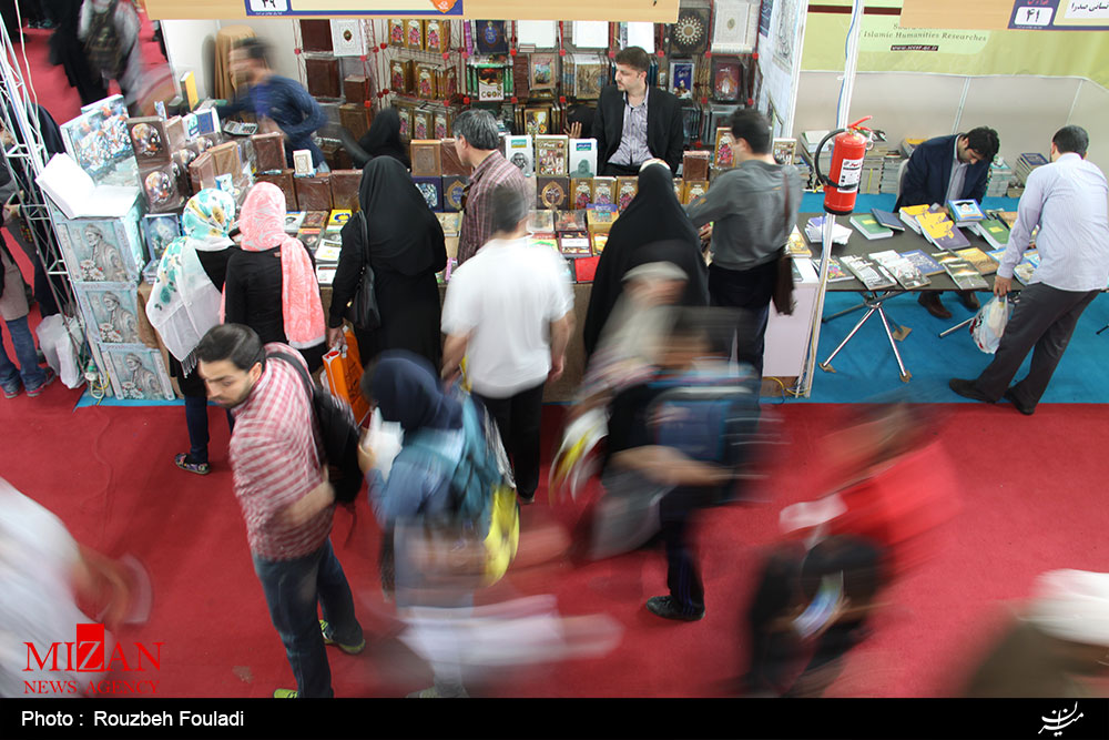 در سالهای گذشته شاهد بودیم که برخی غرفه ها بدون فروش کتاب بن می کشیدند و همین عاملی بود تا تخلف در عرضه و تقاضای بن صورت بگیرد. متخلفان بازار سیاه بن کتاب جریمه سنگین می شوند/نمایشگاه کتاب امسال آماده رویایی با باران را دارد///////////////////////////پنجشنبه