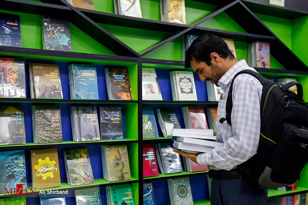 رونمایی از 50 کتاب توسط غلامعلی حداد عادل/نمایشگاه کتاب تهران در آستانه روزی گرم+عکس////////////////////دوشنبه شب