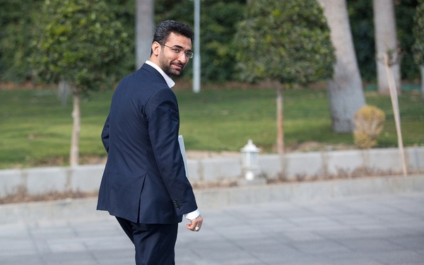 مواضع متناقض وزیر جوان پیرامون مسدودسازی تلگرام/ یک بام و دو هوای جهرمی در اجرای قانون