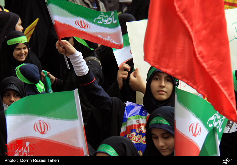 نوجوانان با شعار «مرگ بر آمریکا» براقتدار و استقلال ایران افزودن