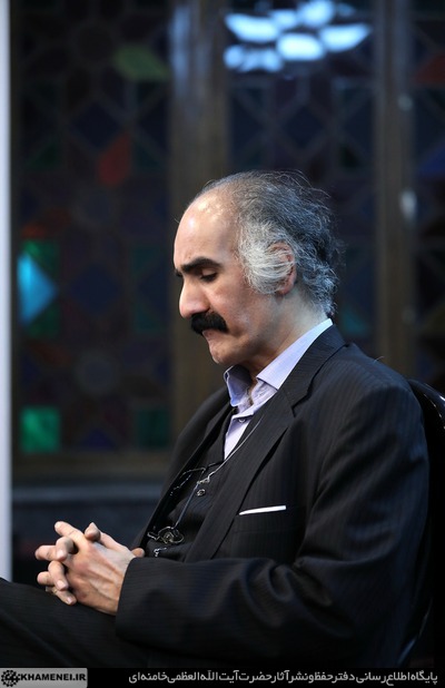 هنر طنزپرداز است که با ایجاد لبخند، شرایط را مدیریت کند