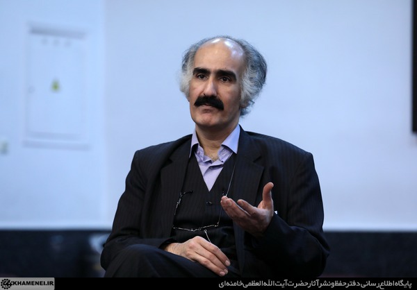 هنر طنزپرداز است که با ایجاد لبخند، شرایط را مدیریت کند